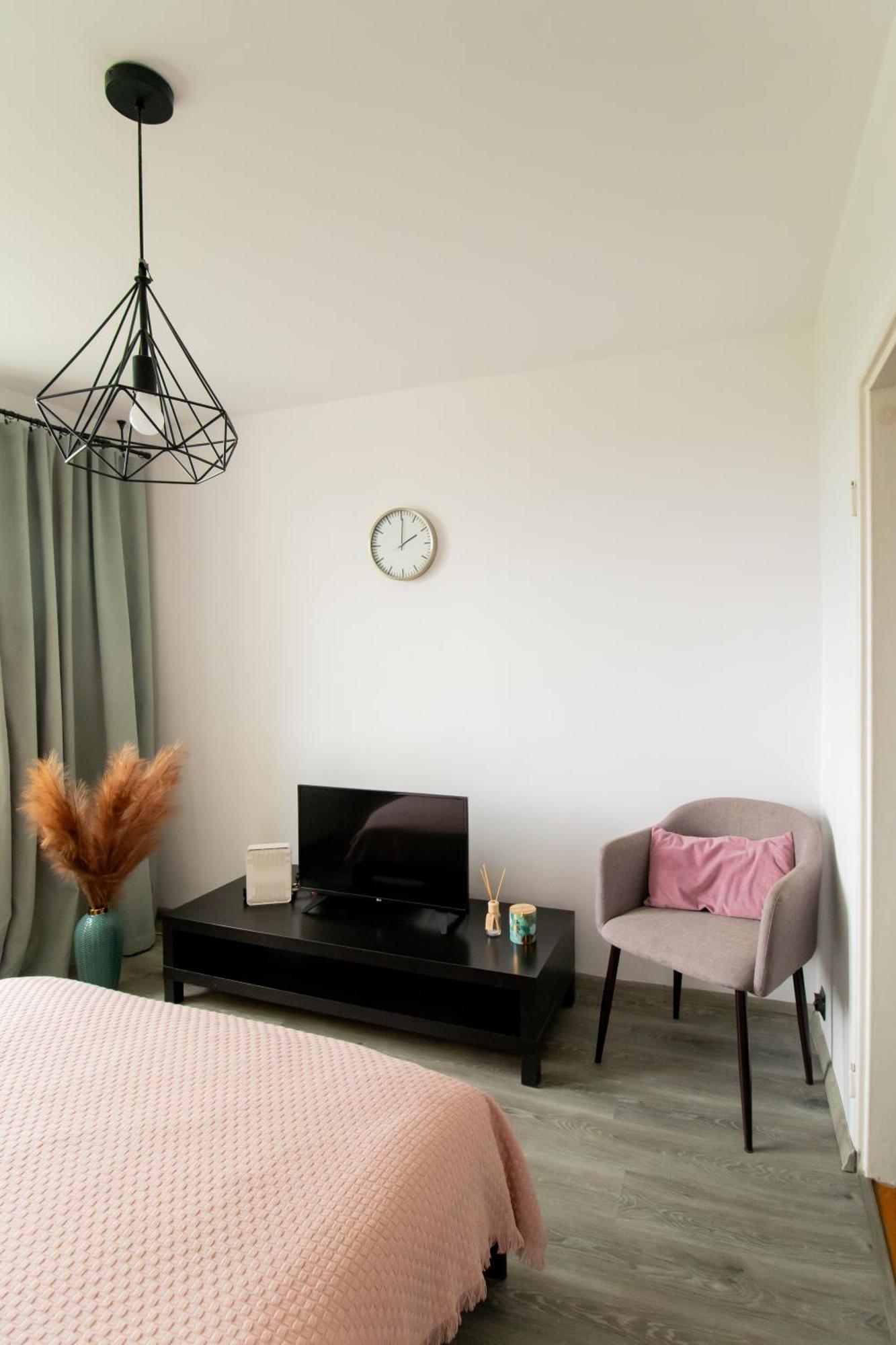 Piotrapartments - Daleka Cozy Train&Airport Apartment Warschau Exterior foto